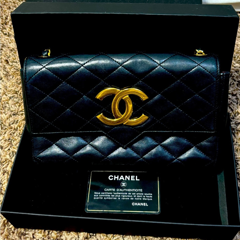 Chanel Matelasse flap chain shoulder bag. Lambskin. Carried once